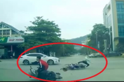 Clip: Tông trúng xe máy vừa tạt đầu ô tô, nữ tài xế ngã lăn lộn trên đường
