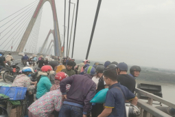 Pháp luật - Thanh niên để lại xe trên cầu Nhật Tân, người thân ở Nghệ An ra Hà Nội tìm kiếm