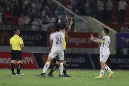 Bóng đá - Văn Quyết "xô xát" với trọng tài, có thể bị phạt nặng