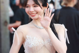 Thời trang - Mỹ nhân vô danh cố tình gây chú ý khi diện đầm "mặc như không" trên thảm đỏ