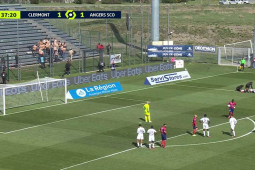 Bóng đá - Bi hài Ligue 1: Fan "khoe thân" đánh lạc hướng đối thủ sút penalty