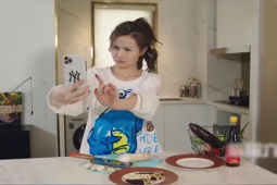 Clip hài hước - Cô gái "nghiện" chụp ảnh sống ảo bất chấp mọi hoàn cảnh