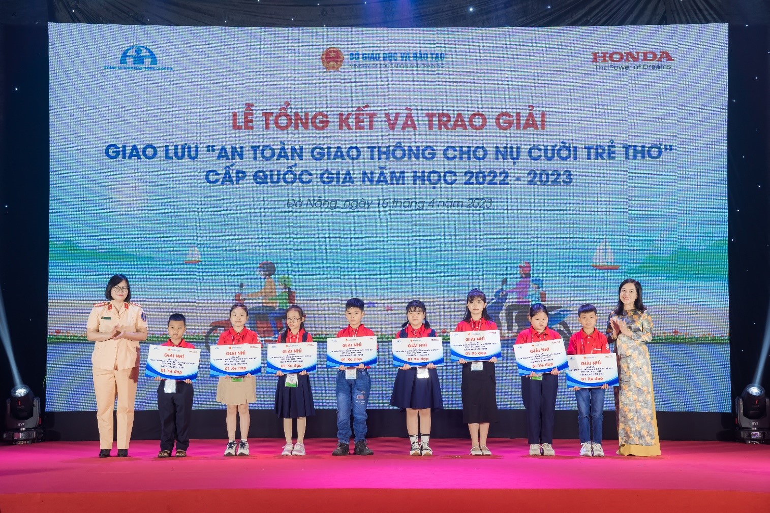 Hơn 1,500 giải thưởng được trao cho giáo viên và học sinh trong chương trình “An toàn giao thông cho nụ cười trẻ thơ” 2022 – 2023 - 3