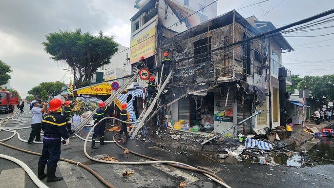 Lực lượng Cảnh sát PCCC và Cứu nạn cứu hộ Công an tỉnh Kiên Giang đã dập tắt đám cháy và chống cháy lan sang các nhà bên cạnh.