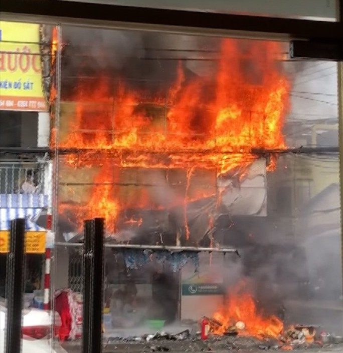 CLIP: Hiện trường vụ cháy nhà dữ dội ở Kiên Giang - 2