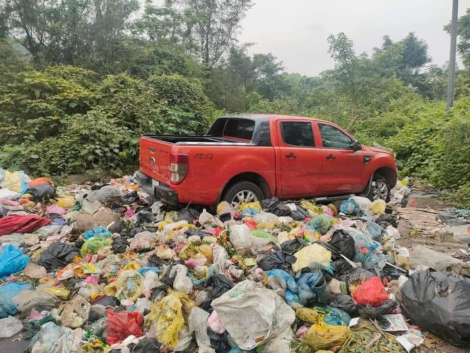 Hình ảnh chiếc xe bán tải bị bỏ ngoài bãi rác khiến nhiều người xót xa. Ảnh OFFB