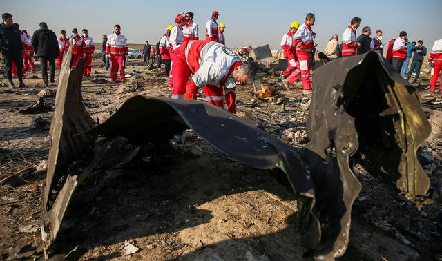 Mảnh vỡ máy bay của hãng hàng không Ukraine International Airlines bị bắn rơi tại Iran năm 2020. Ảnh: Reuters