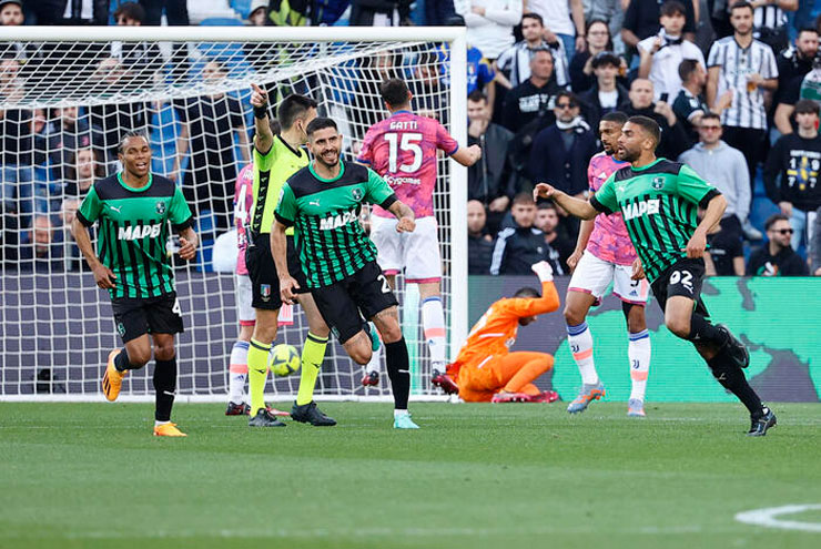 Các cầu thủ Sassuolo ăn mừng bàn mở tỷ số trước Juventus