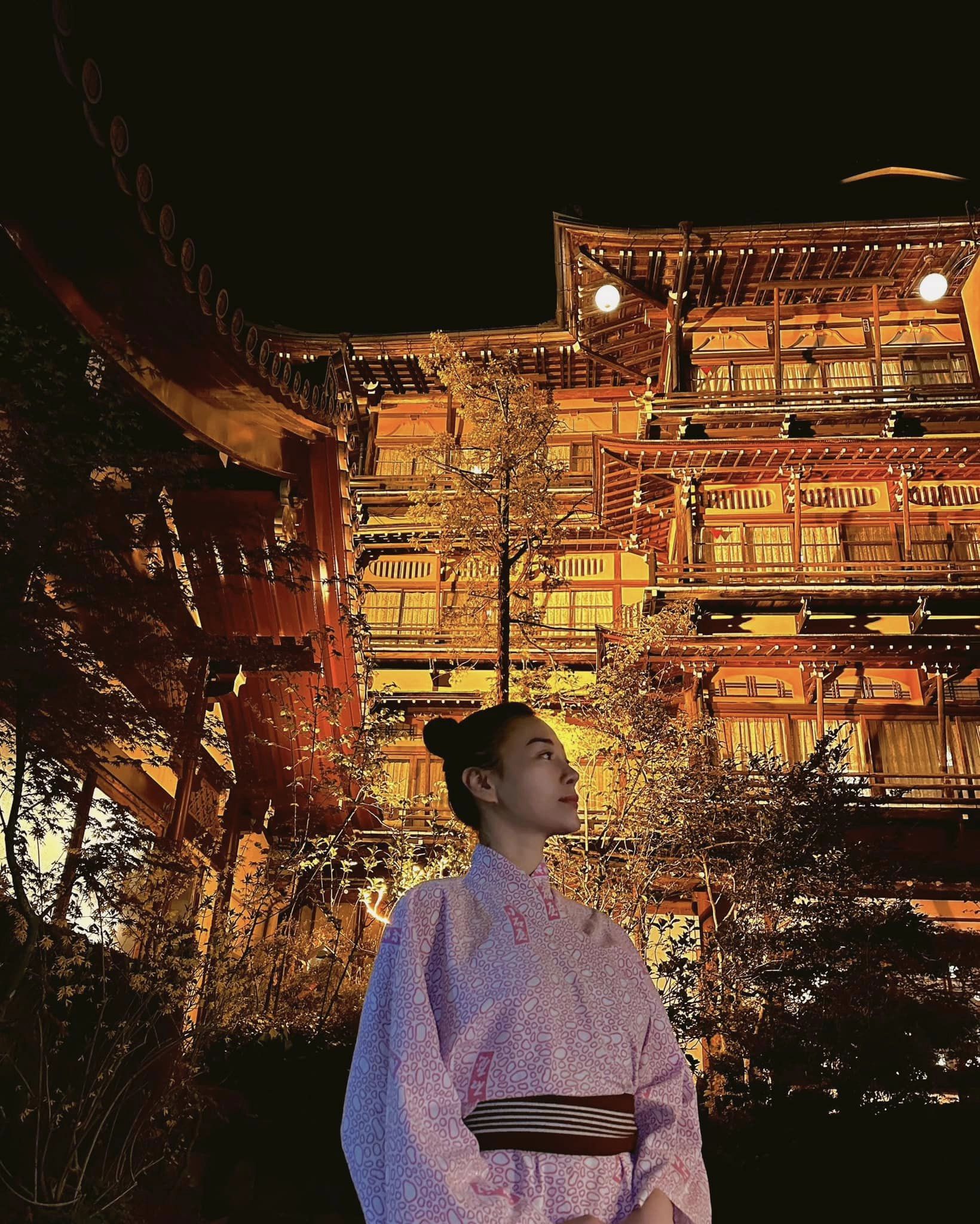 Nữ diễn viên mặc trang phục truyền thống của các cô gái Nhật, đi tham quan một địa điểm từng là nơi quay bộ phim "Vùng đất linh hồn"