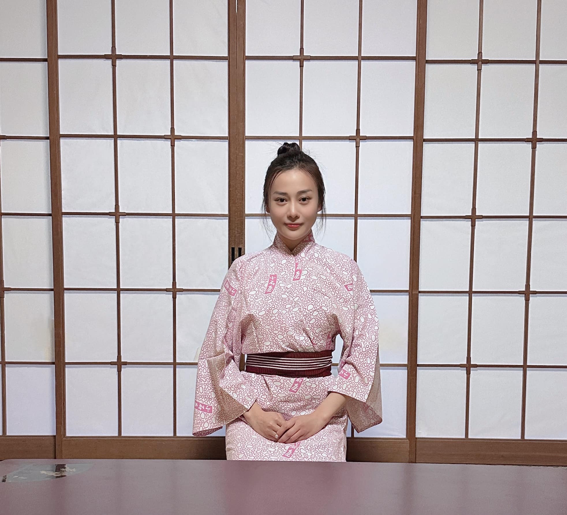 Phương Oanh sang Nhật, mặc kimono, gương mặt gần như mặt mộc
