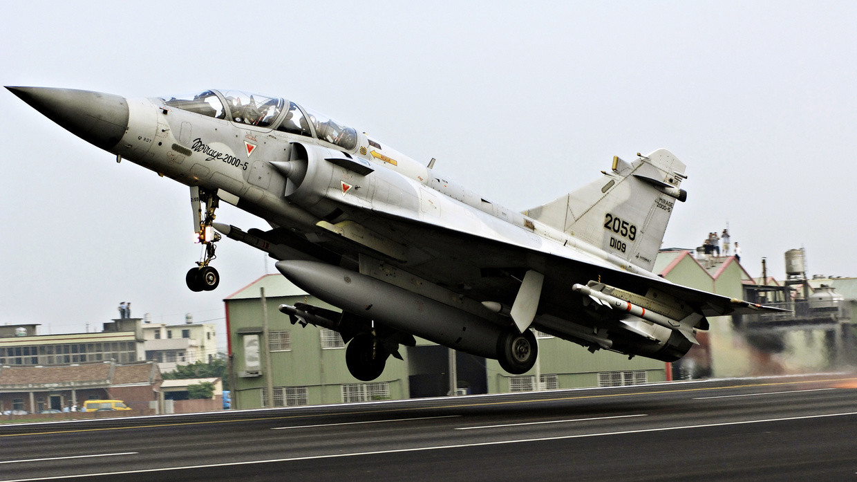 Chiến đấu cơ Mirage 2000 của Đài Loan cất cánh trên đường cao tốc.