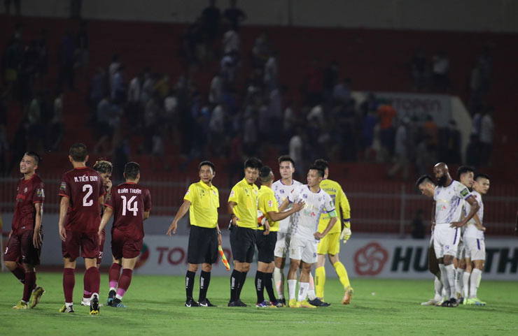 Hà Nội bất ngờ thua 1-3 trên sân Quy Nhơn của Bình Định ở vòng 7 V-League khiến họ mất ngôi đầu bảng vào tay Thanh Hóa