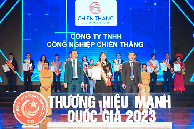 Đại diện công ty TNHH Công Nghiệp Chiến Thắng, Bà Đinh Thu Ngọc Bích - Giám đốc kinh doanh nhận biểu trưng “Thương hiệu mạnh Quốc gia 2023” từ Ban tổ chức.