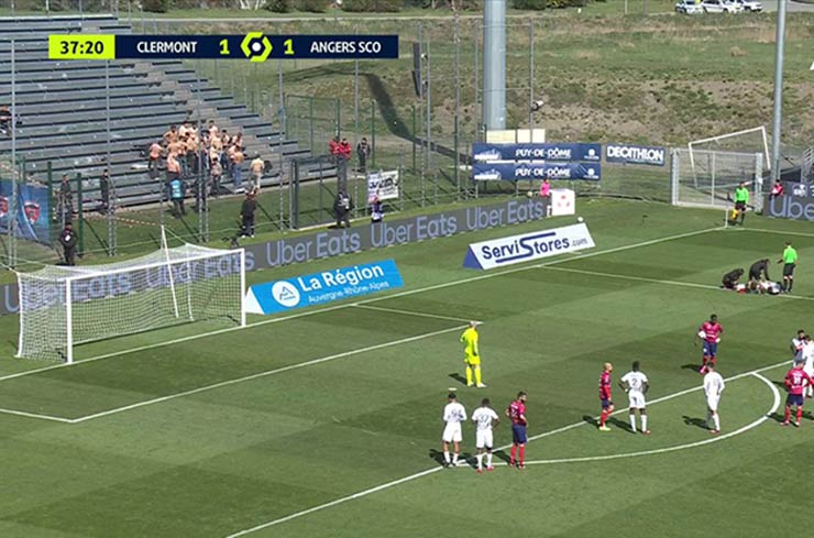 Các fan Angers khoe "vòng 3" để cầu thủ Clermont sút hỏng 11m (nhưng không thành)