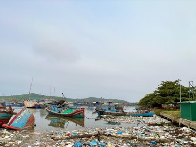 Tin tức trong ngày - Khổ với xác tàu vô chủ ở cảng cá Sa Huỳnh