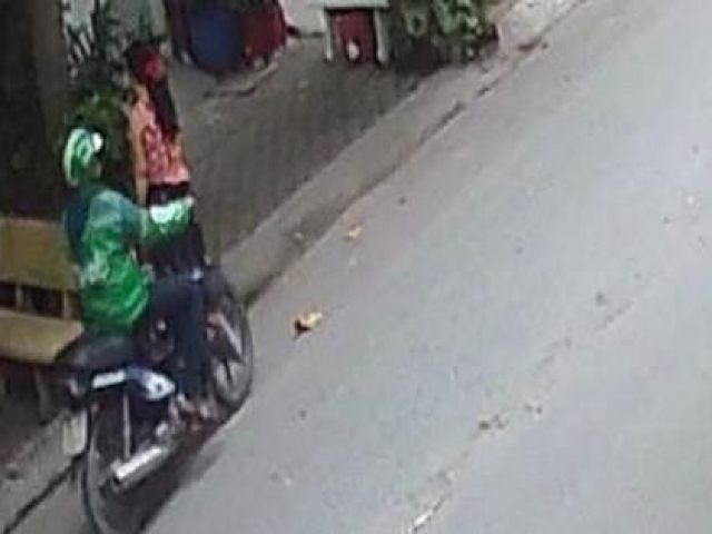 Pháp luật - Camera ghi cảnh cụ bà 77 tuổi bị giật dây chuyền ngã ra đường