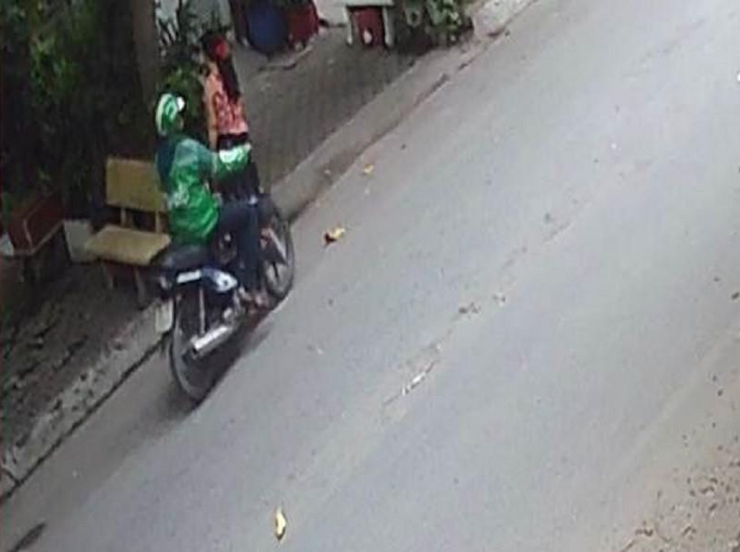 Camera ghi cảnh cụ bà 77 tuổi bị giật dây chuyền ngã ra đường - 2