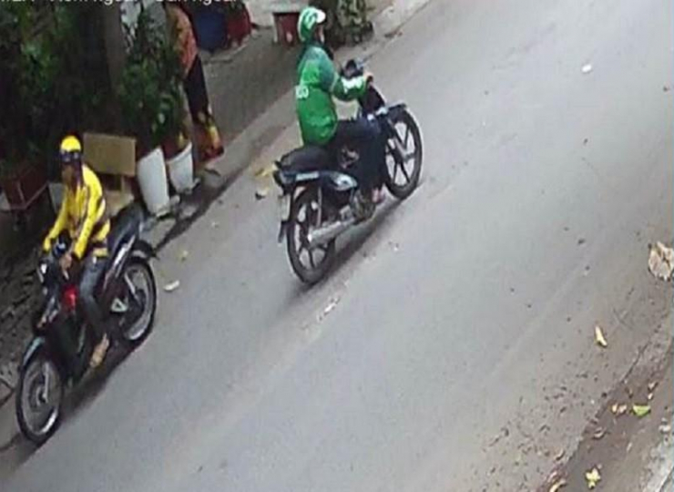 Camera ghi cảnh cụ bà 77 tuổi bị giật dây chuyền ngã ra đường - 1