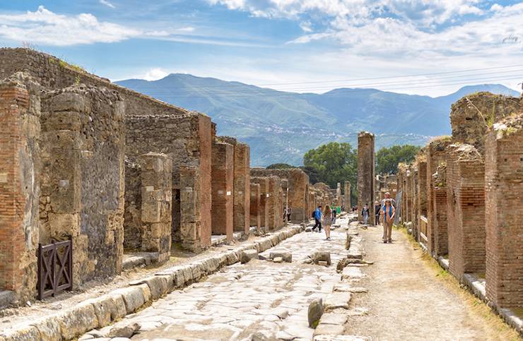 Pompeii; Đây là một trong những điểm du lịch được ghé thăm nhiều nhất ở Ý. Chuyến tham quan Pompeii mang đến cái nhìn sâu sắc về cuộc sống hằng ngày của thế giới La Mã cổ đại. Du khách có thể đi bộ dọc theo những con phố cổ để xem tàn tích của các cửa hàng, quán bar, tiệm bánh, nhà tắm và nhà ở cũng như các tòa nhà từng là trung tâm thương mại và tôn giáo.
