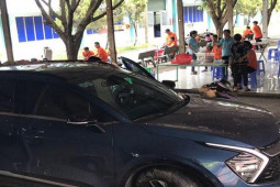 Video: Vừa đăng ký biển số xong, xe ô tô lùi tông sập tường công ty may