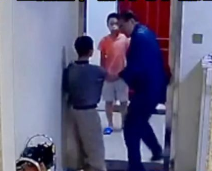 Người đàn ông đưa cháu trai đến tận nhà bạn học để trả thù - Ảnh: SCMP