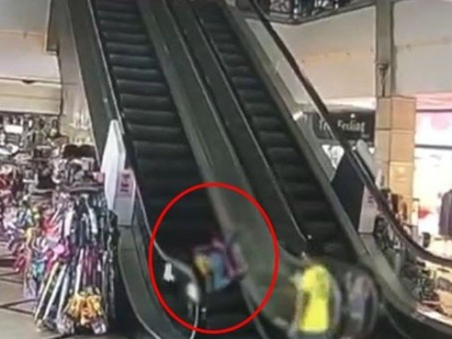 Con gái gặp tai nạn thang máy, xem camera mẹ phẫn nộ khi biết lý do