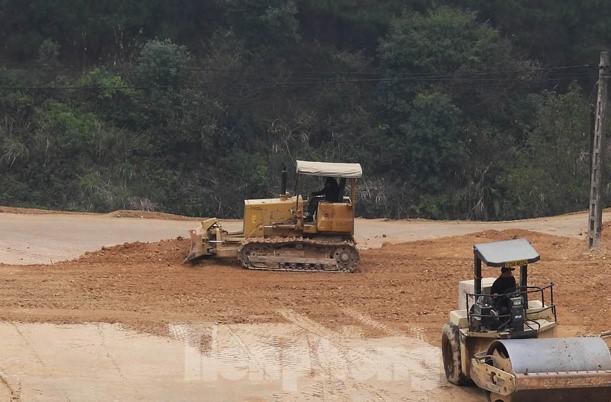 Dự án cải tạo nâng cấp đường 28 Cao Lộc- Ba Sơn tiến độ thi công khá chậm do vướng mắc nhiều yếu tố và sự không đồng thuận của người dân .Ảnh: TL