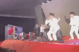 Ca sĩ hội chợ “thoát chết” khi màn hình led đổ sập lúc biểu diễn