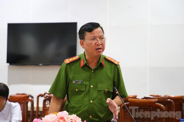 Đại tá Nguyễn Văn Lộc – Phó Giám đốc Công an tỉnh Tiền Giang thông tin về vụ việc tại buổi họp báo định kỳ quý 1/2023. Ảnh: Nhật Huy.