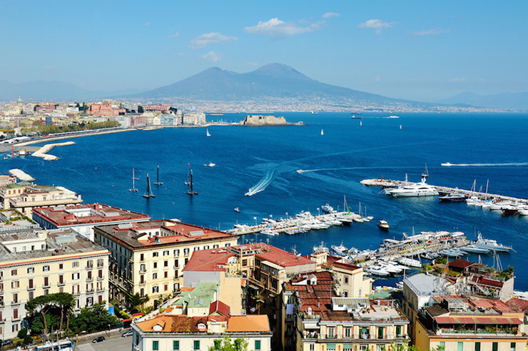 Napoli: Một trong những đô thị nhộn nhịp nhất nước Ý, Napoli là thủ phủ của vùng Campania. Vì nằm gần các địa danh nổi tiếng như vịnh Naples và Pompeii, Napoli là nơi lý tưởng để nghỉ lại khi khám phá miền nam quốc gia này.
