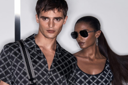 Thời trang - Michael Kors lăng xê lại xu hướng phủ logo khắp trang phục
