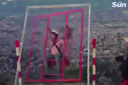 Phi thường - kỳ quặc - Giật mình khoảnh khắc người đàn ông văng thẳng xuống khe núi vì sự cố bất ngờ