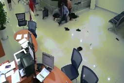 Pháp luật - Clip các nữ nhân viên ngân hàng phụ giúp anh bảo vệ khống chế, trói tên cướp