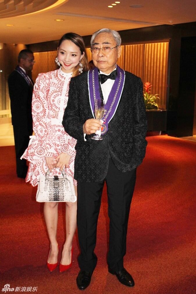 Những mối tình "dậy sóng" Cbiz: Tỷ phú cặp kè 1.000 bạn tình, U80 hẹn hò mỹ nhân kém 50 tuổi - 6