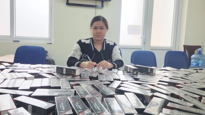 Bùi Thị Vân và tang vật thu giữ.