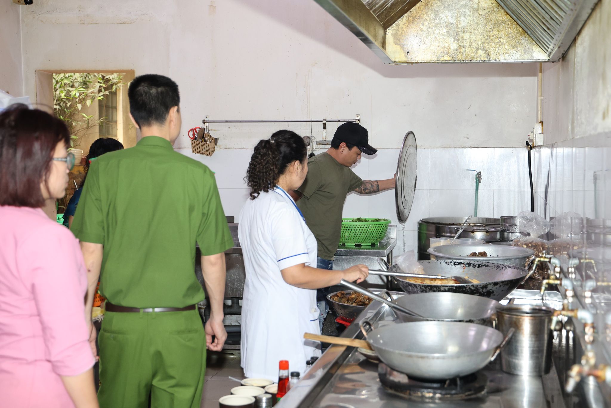 Lực lượng chức năng kiểm tra vệ sinh an toàn thực phẩm nhà hàng bị tố cho khách dùng nước lẩu thừa