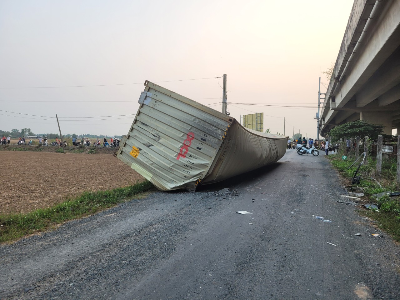 Kinh hoàng với hiện trường TNGT, thùng container “bay” khỏi cao tốc - 2