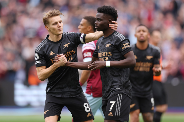 Tội đồ Bukayo Saka sút hỏng penalty góp phần khiến Arsenal hụt thắng West Ham