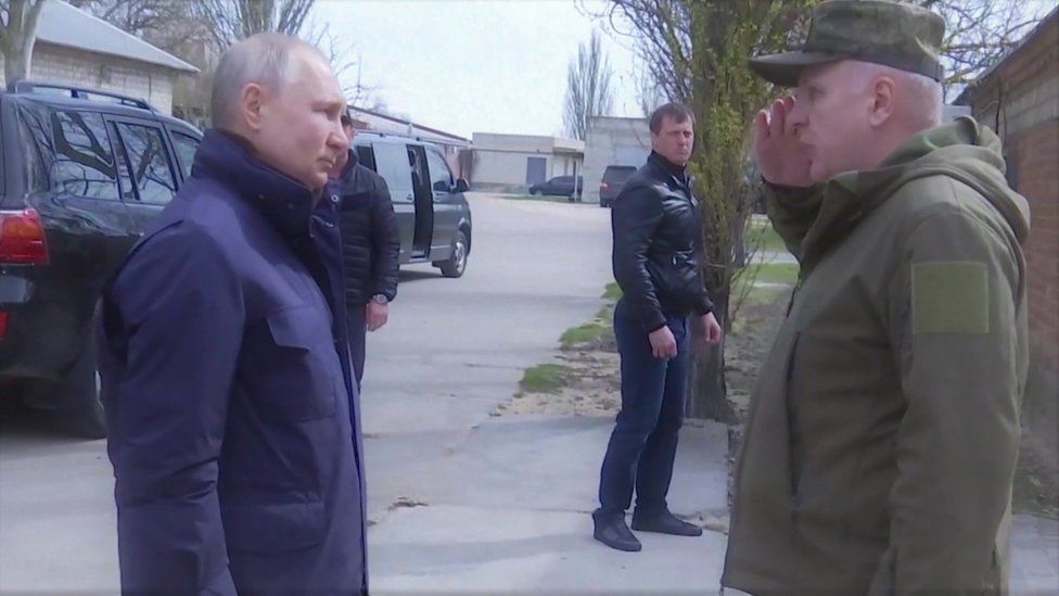 Ông Putin tới thăm sở chỉ huy tiền phương Nga ở Kherson và Lugansk.
