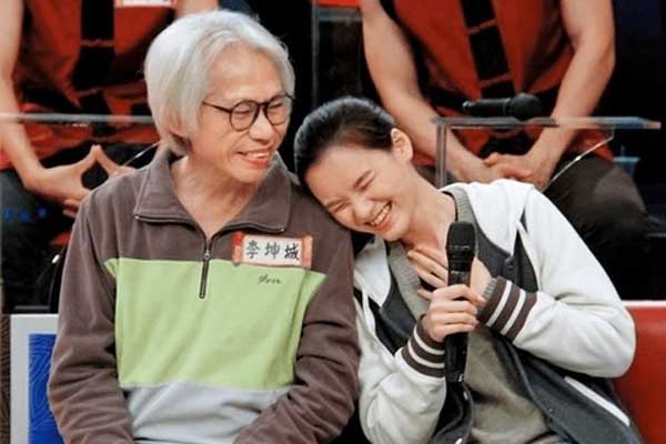 Những mối tình "dậy sóng" Cbiz: Tỷ phú cặp kè 1.000 bạn tình, U80 hẹn hò mỹ nhân kém 50 tuổi - 2