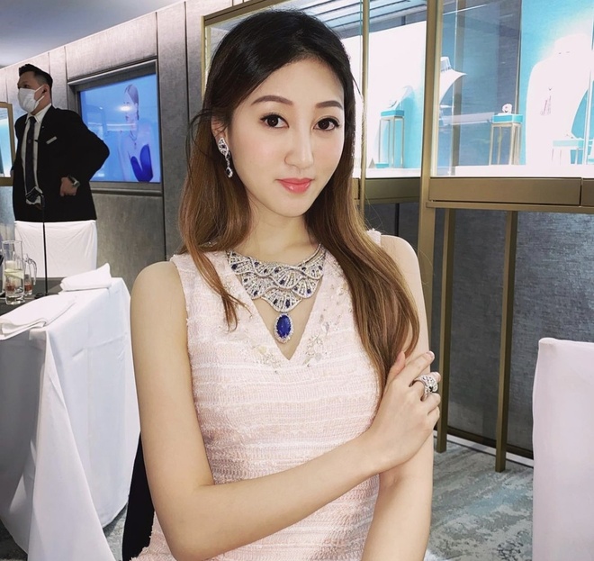 Những mối tình "dậy sóng" Cbiz: Tỷ phú cặp kè 1.000 bạn tình, U80 hẹn hò mỹ nhân kém 50 tuổi - 8