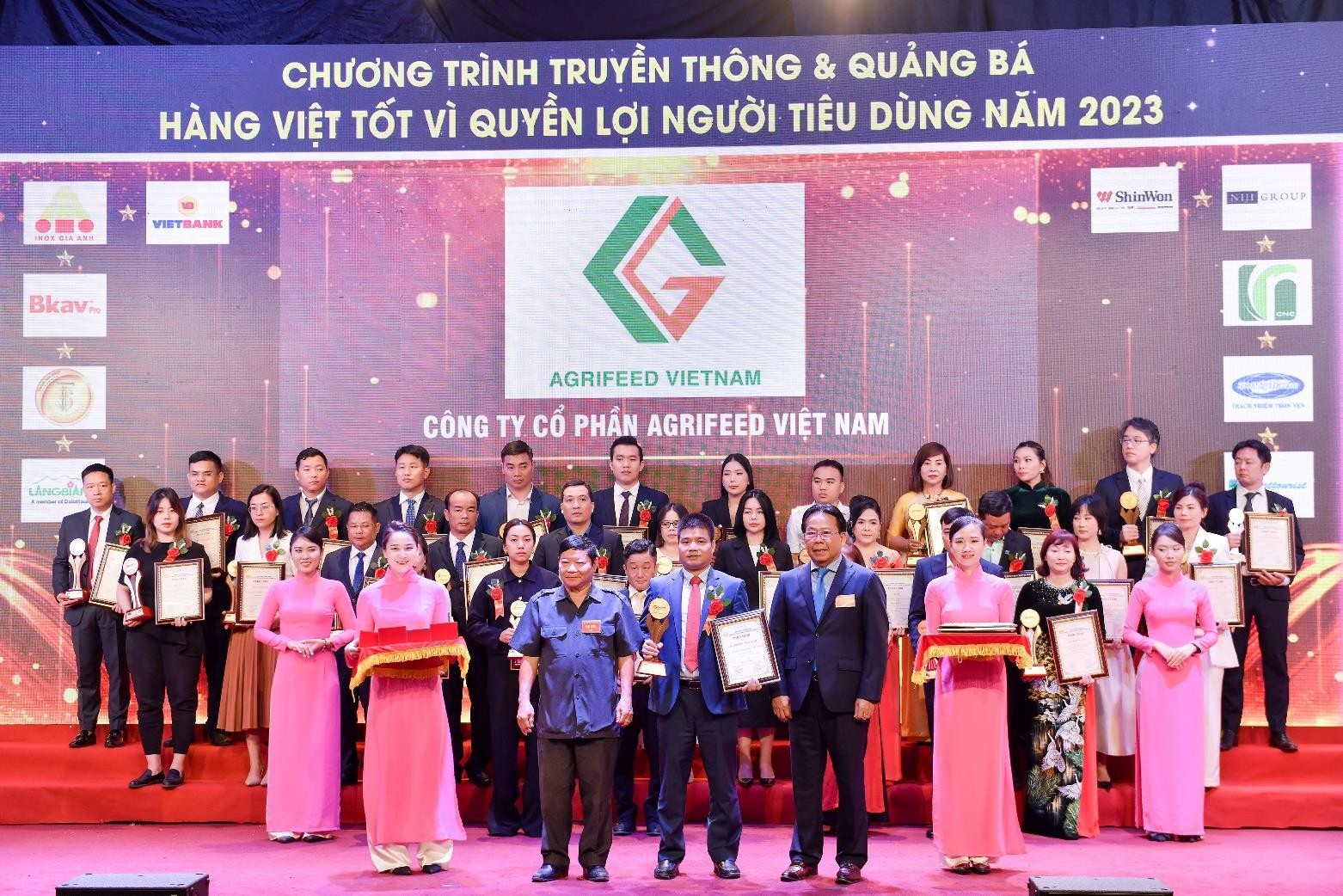 Ông Nguyễn Quang Long-Giám đốc bán hàng, đại diện công ty tại buổi lễ nhận giải thưởng