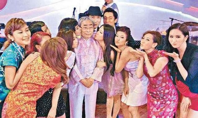 Những mối tình "dậy sóng" Cbiz: Tỷ phú cặp kè 1.000 bạn tình, U80 hẹn hò mỹ nhân kém 50 tuổi - 4