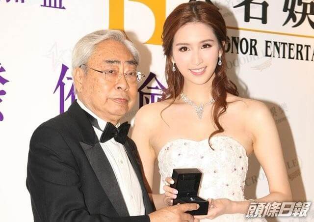 Những mối tình "dậy sóng" Cbiz: Tỷ phú cặp kè 1.000 bạn tình, U80 hẹn hò mỹ nhân kém 50 tuổi - 5