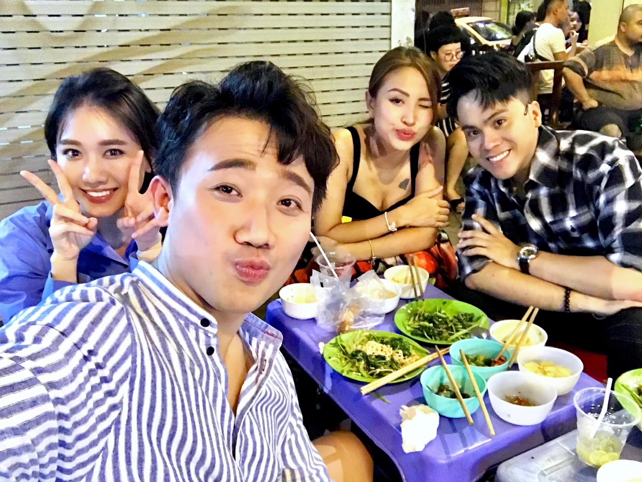 Vợ chồng Trấn Thành - Hari Won đi ăn quán vỉa hè cùng MC Thái Dũng, diễn viên Vân Hugo