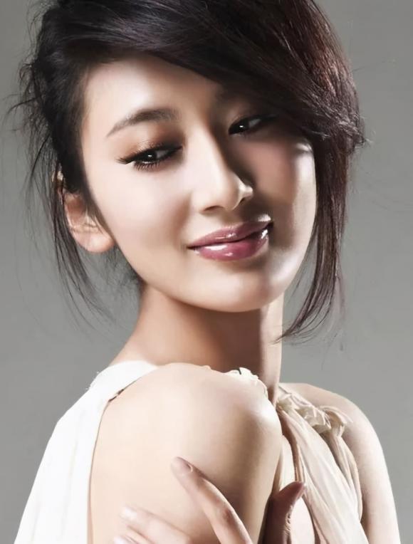 Mỹ nhân có vẻ đẹp ma mị khiến "vua biên kịch" Trung Quốc xuống dốc "không phanh" - 2