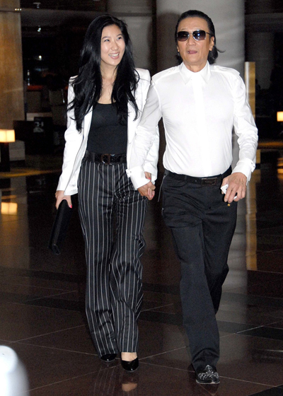 Những mối tình "dậy sóng" Cbiz: Tỷ phú cặp kè 1.000 bạn tình, U80 hẹn hò mỹ nhân kém 50 tuổi - 10