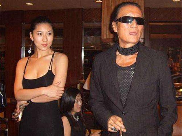 Những mối tình "dậy sóng" Cbiz: Tỷ phú cặp kè 1.000 bạn tình, U80 hẹn hò mỹ nhân kém 50 tuổi - 9