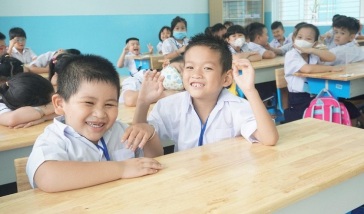 Học sinh lớp 1 Trường Tiểu học Nguyễn Trực, quận 8 vui khi được học ngôi trường mới. Ảnh: NGUYỄN QUYÊN