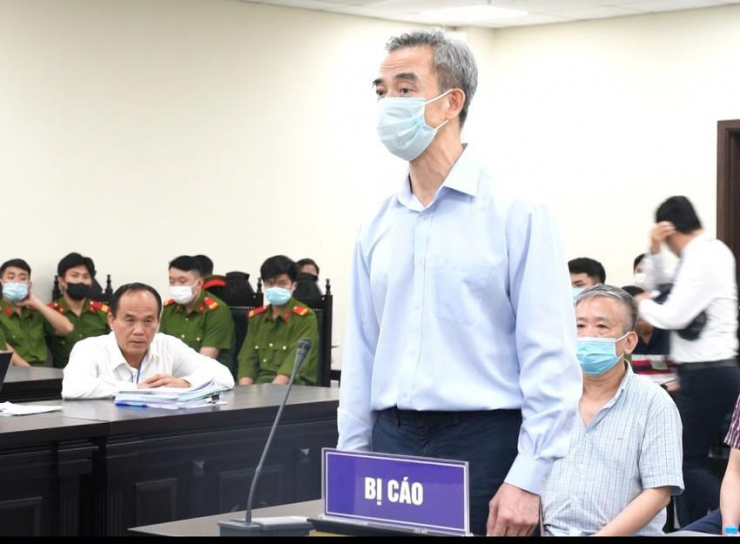 Cựu giám đốc BV Tim Hà Nội Nguyễn Quang Tuấn tại tòa. Ảnh: BT